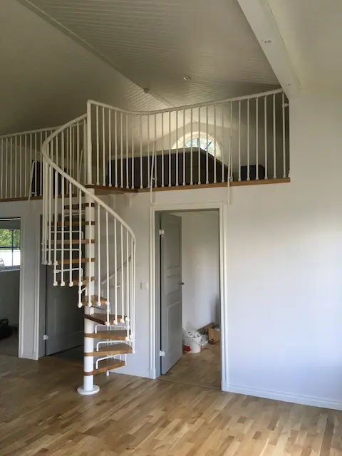 Ineriör med spiraltrappa